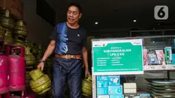 Diketahui, warung eceran sudah bisa kembali berjualan gas elpiji subsidi 3 kilogram dengan syarat telah terdaftar sebagai sub-pangkalan. (Liputan6.com/Angga Yuniar)