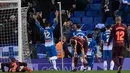 Pemain Espanyol merayakan gol ke gawang Barcelona pada laga leg pertama perempatfinal Copa del Rey di Stadion RCDE, Kamis (18/1). Barcelona menelan kekalahan pertama pada musim 2017-2018 dengan skor 0-1 atas rival sekotanya Espanyol. (Josep LAGO / AFP)