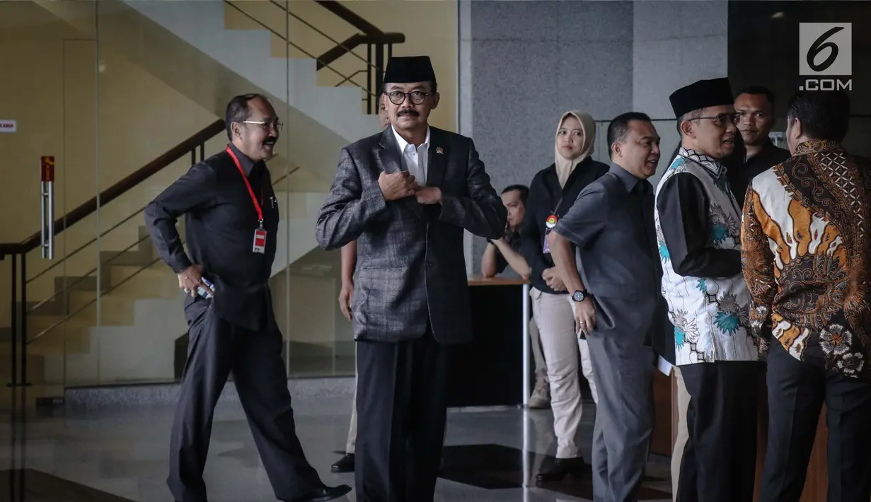 Rombongan dari Majelis Kehormatan Dewan (MKD) DPR, yang diketuai oleh Sufmi Dasco Ahmad saat mamasuki gedung KPK, Jakarta, Kamis (29/11). Pemeriksaan ini sebelumnya diawali dengan surat dari dikirimkan MKD ke KPK. (Liputan6.com/Faizal Fanani)