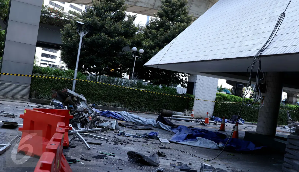 Sebuah terpal terlihat digunakan utuk menutupi puing-puing gondola yang jatuh dari Gedung Intiland Tower Sudirman, Tanah Abang, Jakarta, Rabu (26/10). Gondola itu dalam kondisi hancur menghujam beton halaman gedung intiland. (Liputan6.com/Gempur M Surya)