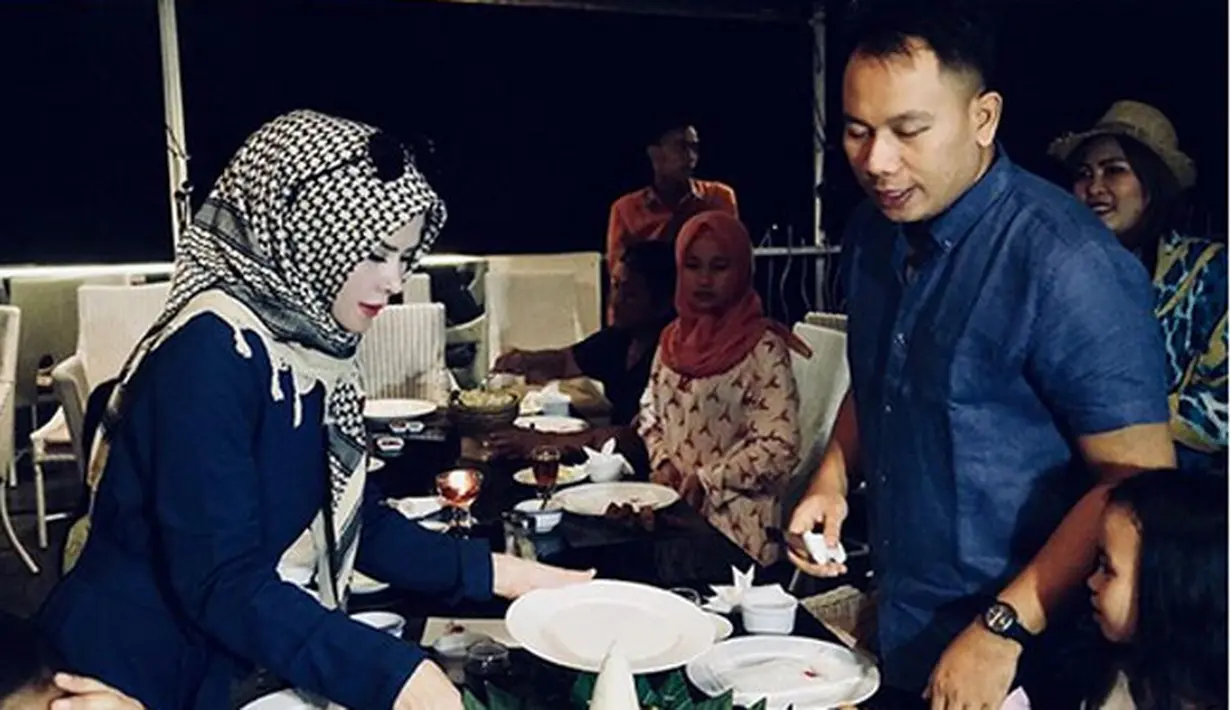 Beberapa hari kemudian, pasangan ini kembali akrab dan rukun kembali. Kejutan demi kejutan diberikan saat usia Vicky Prasetyo genap 34 tahun pada 18 April silam. (instagram/vickyprasetyo777)