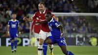 Boubakary Soumare dari Leicester, di depan, menghentikan Christian Eriksen dari Manchester United selama pertandingan sepak bola Liga Premier Inggris antara Leicester City dan Manchester United di stadion King Power di Leicester, Inggris, Kamis, 9 September. 1, 2022. (Foto AP/Rui Vieira)