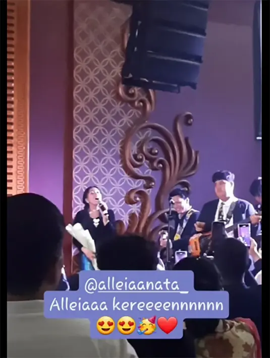 Setelah tampil nyanyi sendiri, giliran Alleia mengajak sang ayah untuk duet. Ariel tampak memegang gitar sambil duet dengan putrinya. [Instagram/meisya__siregar]