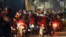 Antrean pemudik bermotor msuk ke dalam kapal penyeberangan di Dermaga 6 Pelabuhan Merak, Banten, Kamis (22/6). Dini hari, ribuan pemudik bermotor antri menyeberang dari Pelabuhan Merak menuju Bakauheni, Lampung. (Liputan6.com/Helmi Fithriansyah)