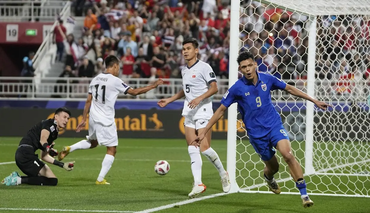 Pemain Thailand Supachai Chaided melakukan selebrasi usai mencetak gol ke gawang Kyrgyzstan pada laga Piala Asia di Stadion Abdullah bin Khalifa, Doha, Selasa (16/1/2024).  Kemenangan ini membuat mereka memuncaki Grup F dengan tiga poin, sementara Kyrgyzstan berada di posisi terbawah.  (Foto AP/Thanassis Stavrakis)