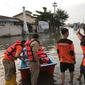 Ilustrasi foto petugas siapkan perahu untuk evakuasi para pekerja yang terjebak banjir (Foto :Titoisnau)