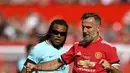 Legenda Barcelona, Edgar Davids, berebut bola dengan legenda Manchester United, Karel Poborsky di Stadion Old Trafford, Sabtu (2/9/2017). Pertandingan tersebut merupakan laga amal. (AP/Dave Howarth)