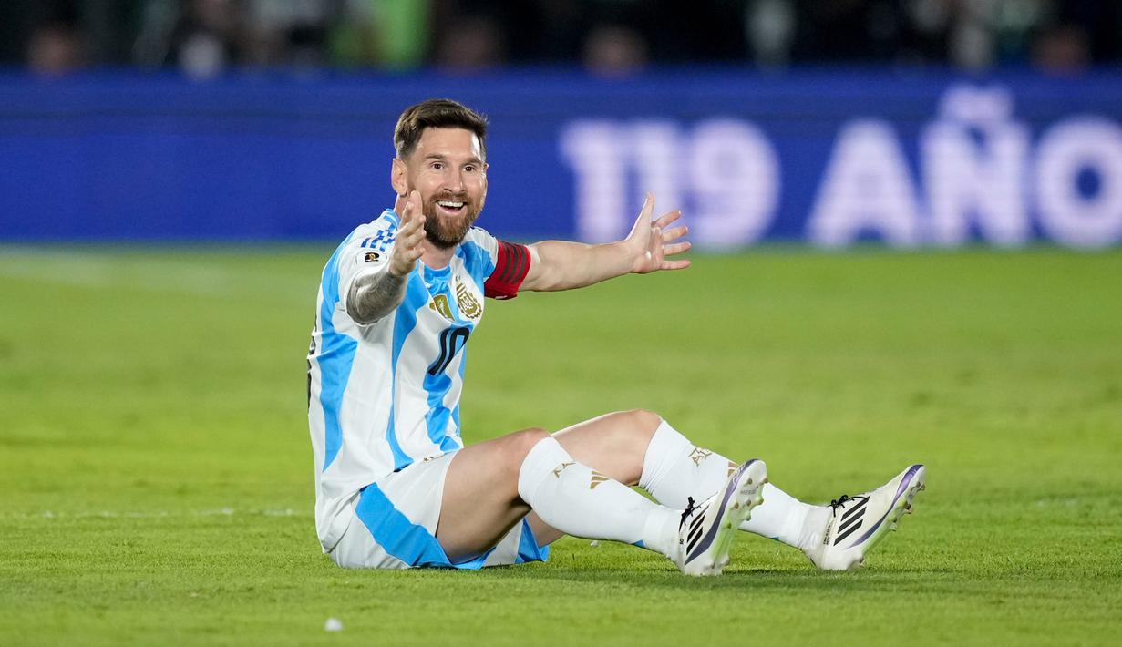 Lionel Messi yang bermain 90 menit tak mampu menyelamatkan Argentina dari kekalahan. Tim Tango tumbang 1-2. (AP Photo/Jorge Saenz)