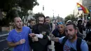 Seorang pria Yahudi ultra-Ortodoks diamankan setelah melakukan penusukan secara tiba-tiba di parade Gay Pride di Yerusalem, Kamis (30/7/2015). Akibat penusukan tersebut, enam dari dua korban mengalami luka serius. (REUTERS/Amir Cohen) 