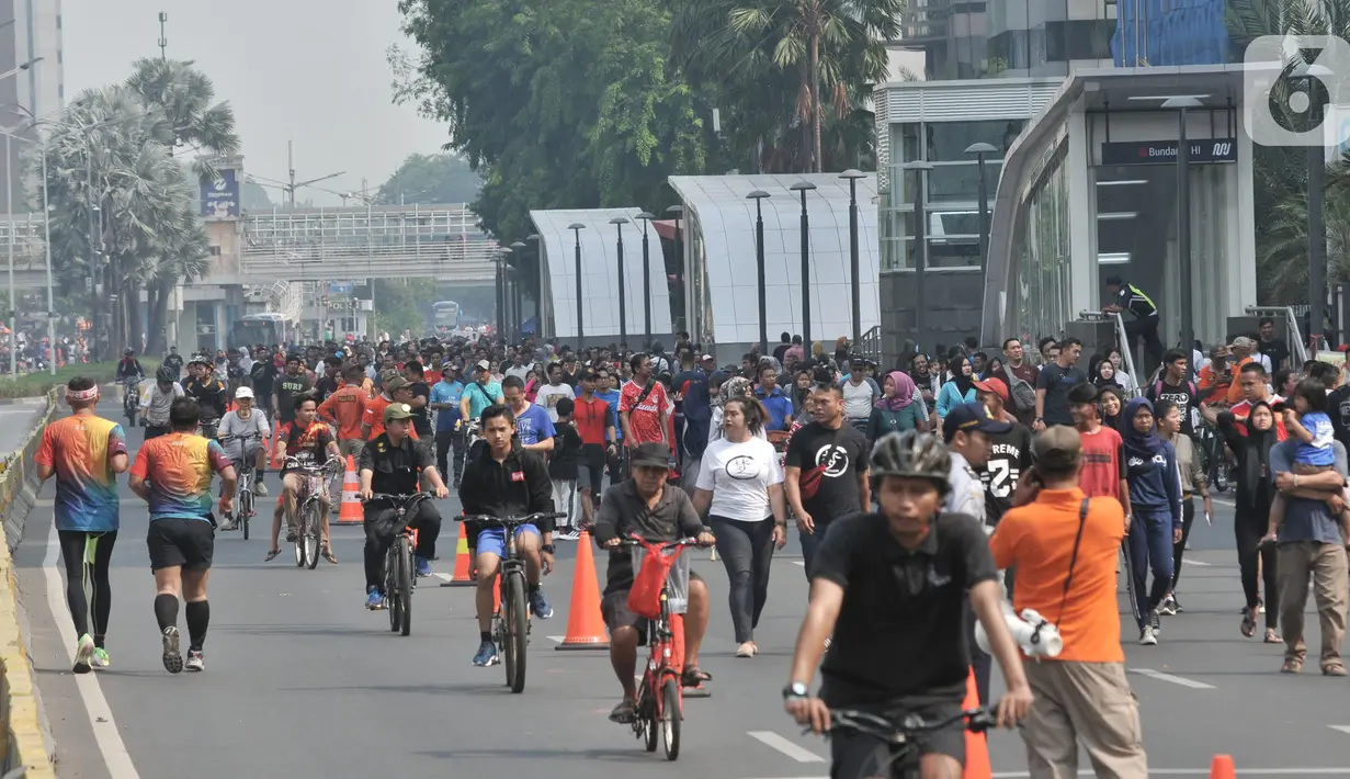 Aktivitas warga berolahraga saat Car Free Day di kawasan Bundaran HI, Jakarta, Minggu (10/11/2019). Warga Jakarta kini lebih leluasa berolahraga setelah Pemprov DKI memberlakukan larangan PKL berjualan di area HBKB mulai dari Jalan Sudirman hingga MH Thamrin. (merdeka.com/Iqbal S. Nugroho)