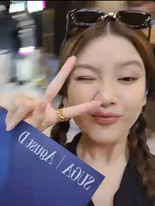 Sambil memegang poster Suga, Tiara menunjukkan pose-pose seolah menggambarkan suasa hati yang riang. [Foto: Instagram Stories @tiaraandini]
