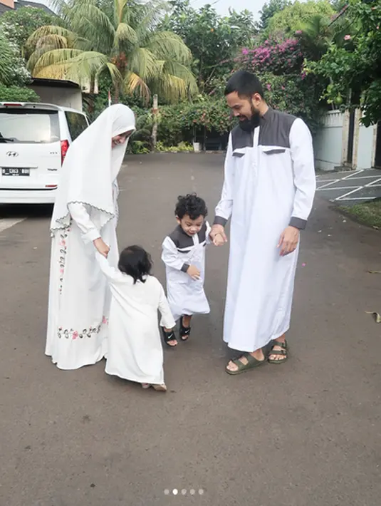 Fanny menambahkan, bahwa kabar ini membuatnya teringat kembali saat awal-awal putrinya menikah dengan Wisnu. Saat itu pemeran sinetron Cinta Fitri itu meyakinkan pada istrinya untuk menjalani rumah tangga dengan satu istri. (Instagram/shireensungkar)