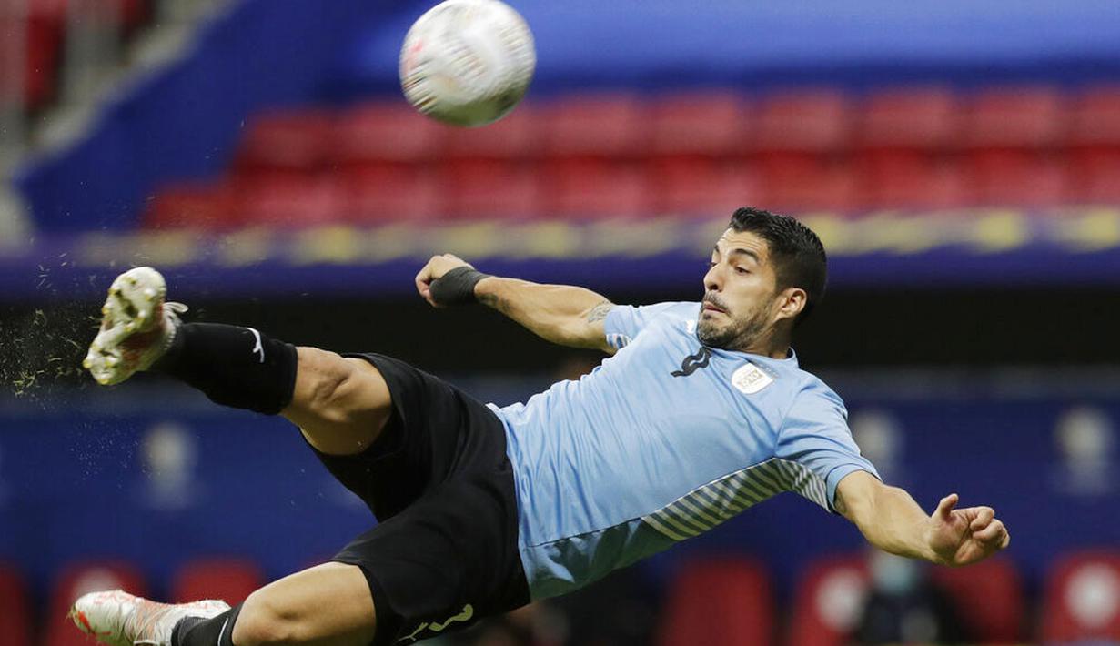 Di babak kedua, Uruguay yang tertinggal lebih intensif menekan pertahanan Argentina. Melalui bomber andalannya, Luis Suarez, beberapa kali menciptakan peluang namun selalu gagal berbuah gol. (AP/Eraldo Peres)
