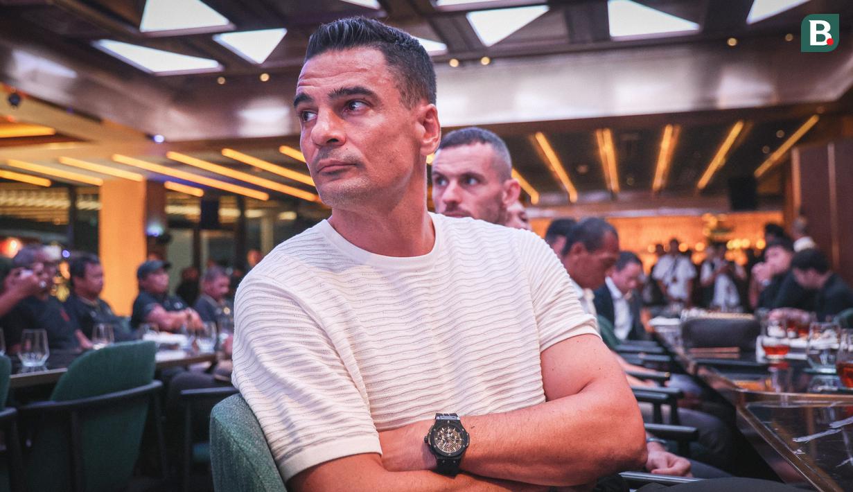 Pelatih Persija Jakarta, Carlos Pena tampak serius mengikuti rangkain acara perayaan Hari Ulang Tahun Persija ke-96 di Trinity Tower, Jakarta, Kamis (28/11/2024). (Bola.com/Abdul Aziz)