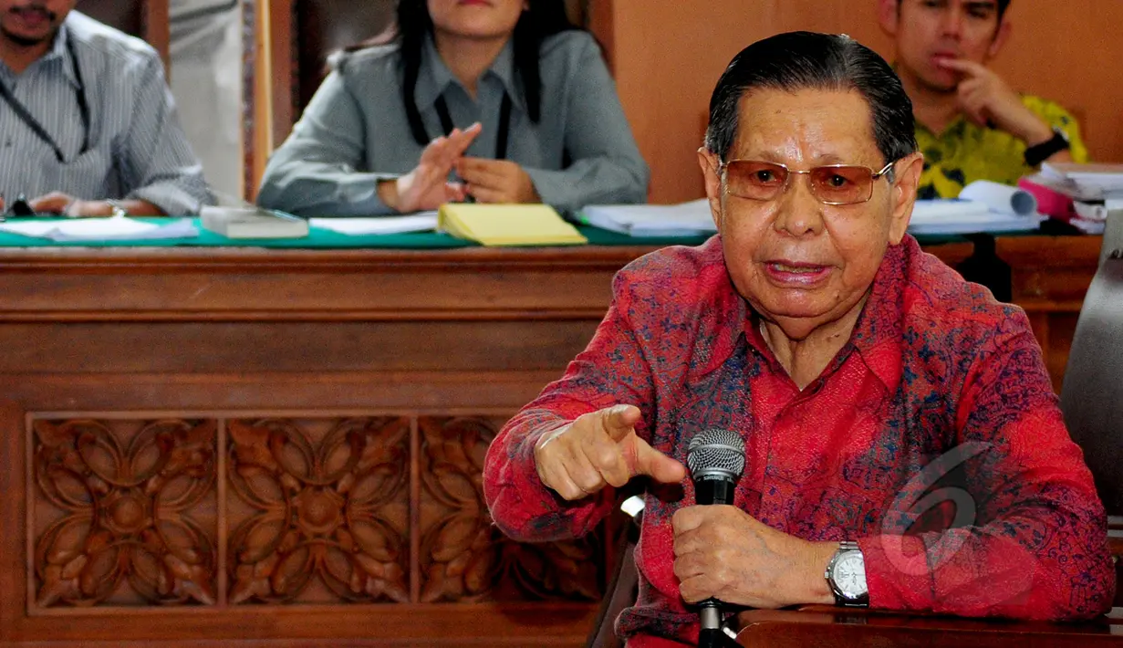 Pakar hukum pidana Yahya Harahap menjadi saksi pada sidang lanjutan praperadilan Mantan Menag Suryadharma Ali (SDA) di Pengadilan Negeri Jakarta Selatan (PN Jaksel), Senin (6/4/2015). (Liputan6.com/Yoppy Renato)