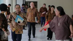 Christopher J Ellias selaku Direktur Global Development di Bill and Melinda Gates Foundation saat tiba di kantor Wapres, Jakarta, Senin (26/10). Kedatangannya membahas perbaikan 550 perpustakaan di 451 desa se-Indonesia. (Liputan6.com/Faizal Fanani)