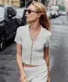 Office siren kembali menjadi salah satu tren fashion yang banyak dibicarakan. Gaya ini menghadirkan tampilan kantor yang rapi, modern, sekaligus memiliki karakter yang kuat. (Foto/Dok: ZARA)