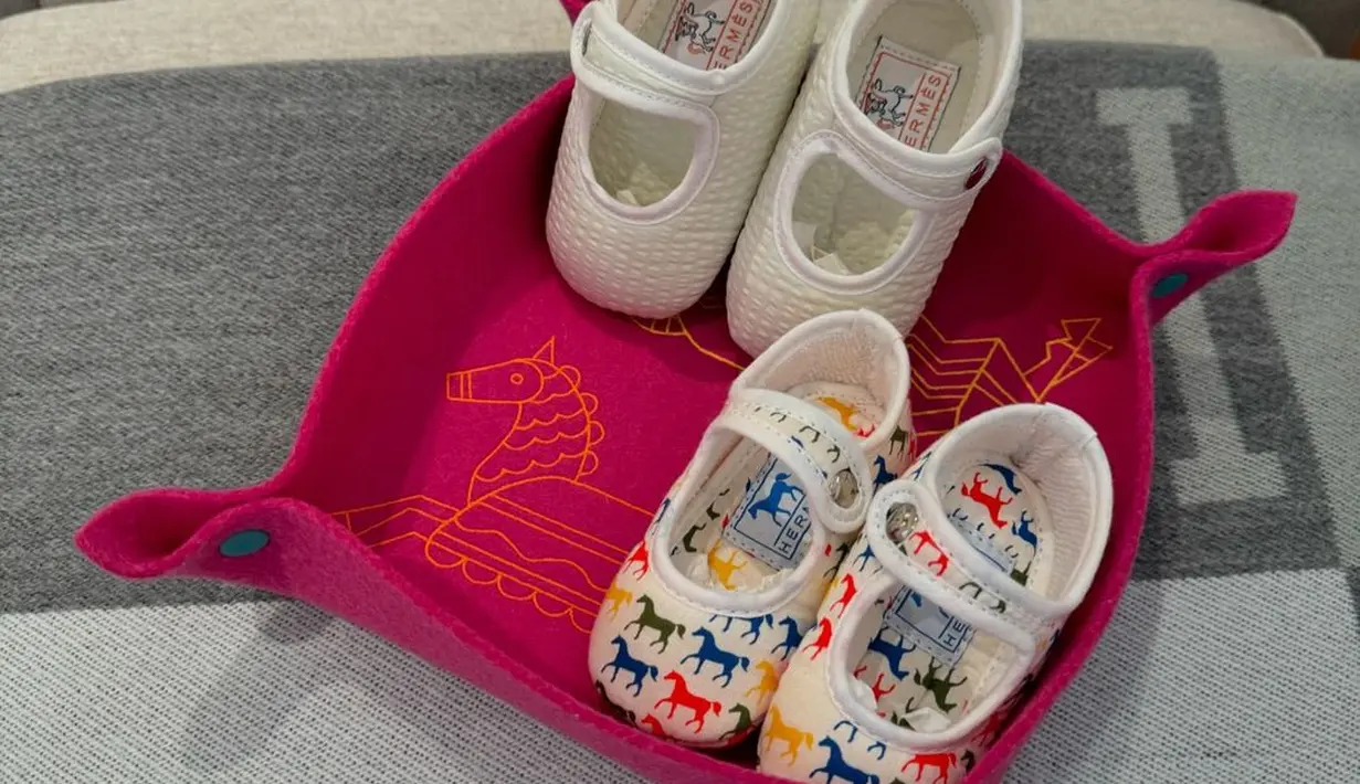 Sepatu Princess R pun juga keluaran Hermes. Sepatu H pif Booties in printed cotton with “horse” ditaksir senilai Rp2,3 juta.  Semeentara sepatu berwarna putih merupakan has H Pif Cabriole booties yang ditaksir senilai Rp4,8 juta.  [@princessyahrini]