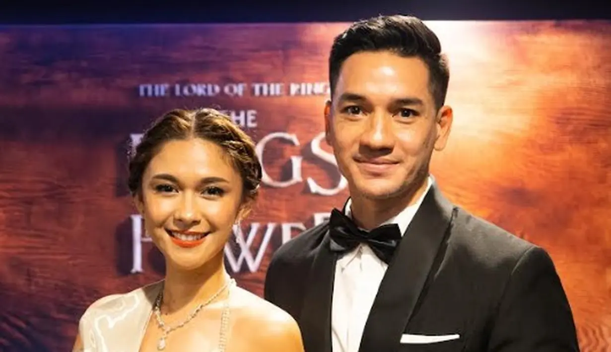 Nana Mirdad hadir bersama sang suami, Andrew White di gala premier Lord of The Rings: The Rings of Power. Keduanya tampil serasi dengan gaun yang dikenakan Nana, dan jas hitam pada Andrew. (Foto: Prime Video)