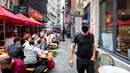 Orang-orang makan di meja-meja di luar bar dan restoran di sepanjang Stone Street, New York, Amerika Serikat, 25 September 2020. Hingga 25 September 2020, sebanyak 7.005.746 orang di Amerika Serikat terinfeksi COVID-19, dengan 203.240 orang meninggal dunia. (Xinhua/Michael Nagle)