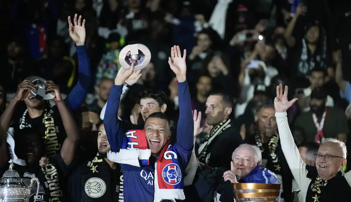 Suporter PSG itu mengucapkan selamat tinggal kepada sang pemain yang telah memberikan banyak trofi selama tujuh musim membela Les Parisiens. (AP Photo/Christophe Ena)