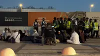 Orang-orang berkumpul di jalan menuju Bandara Internasional King Khalid di Riyadh. (AP Photo)