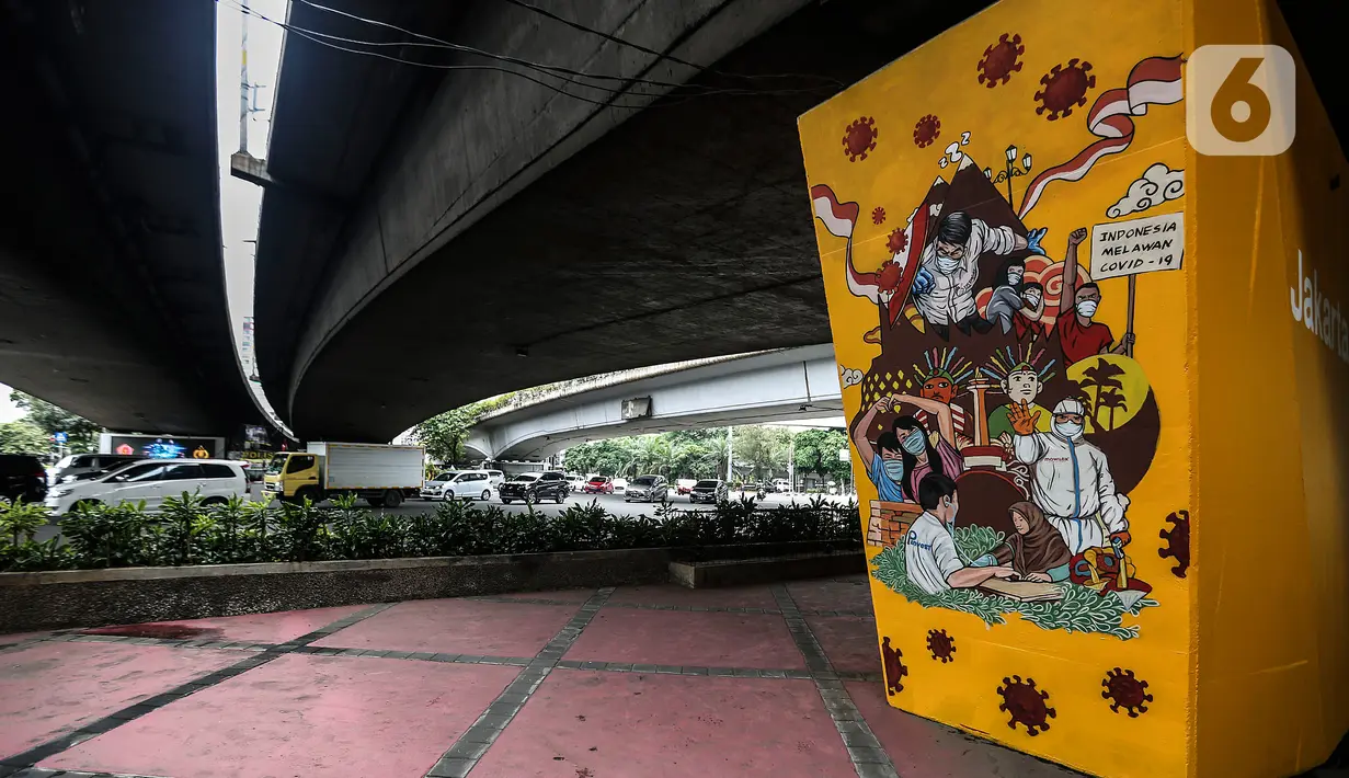 Kendaraan melintasi mural untuk melawan COVID-19 di Jakarta, Kamis (17/11/2020). Airlangga mengatakan, dengan tingkat kesembuhan di atas global maka menjadi sinyal positif di tengah pelonggaran aktivitas masyarakat seiring protokol kesehatan yang terus dijaga pemerintah. (Liputan6.com/JohanTallo)