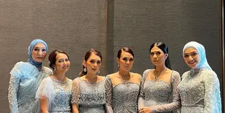 6 kakak ipar Jessica Mila tampil seragam dengan dress nuansa biru Cinderella. [Foto: Instagram @emmyalaydrus]