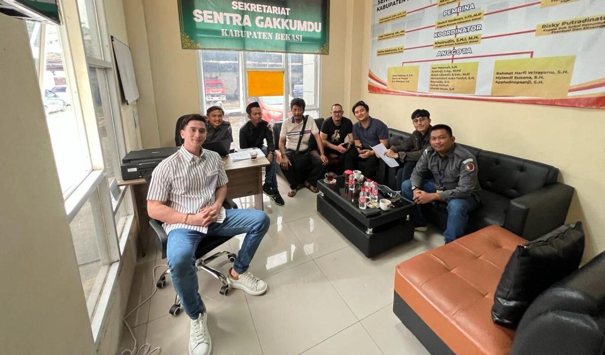 Verrell juga mengatakan, jika mengacu pada Pasal 280 ayat 1 huruf h Undang-Undang Pemilu, pelarangan ini baru diberikan jika menggunakan fasilitas tempat ibadah.&nbsp;