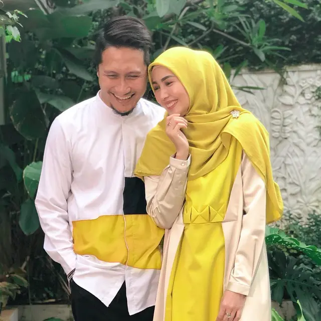 6 Potret Romantis Arie Untung dan Fenita Arie Pakai Baju Couple, Tampil Kompak