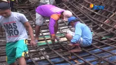 Akibat diterjang angin puting beliung sebuah rumah di Jombang roboh dan rata dengan tanah.