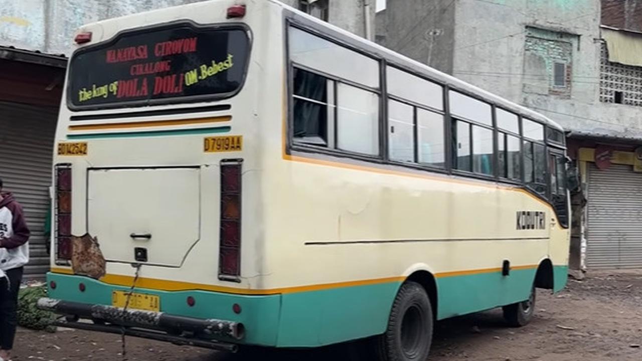 Meski Zaman Sudah Modern, Bus Jadul Ini Masih Beroperasi Satu Kali Dalam Sehari