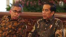 Presiden Joko Widodo (Jokowi) berbincang dengan Kepala OJK Wimboh Santoso saat menerima pimpinan bank umum Indonesia di Istana Negara, Jakarta, Kamis (15/3). Jokowi memberikan arahan kepada pimpinan bank umum di Indonesia. (Liputan6.com/Angga Yuniar)