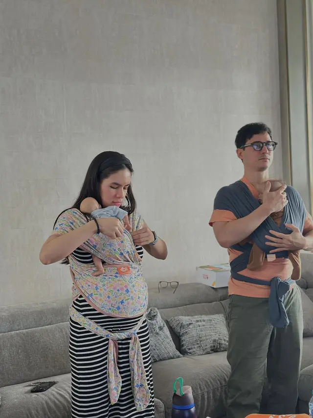 6 Potret Steffi Zamora dan Nino Fernandez Ikut Kelas Newborn Care, Persiapan Jadi Ortu