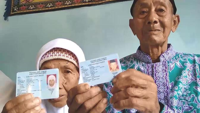 Ahmadi dan Istrinya, Sartoyah, jemaah haji asal Tambak, Banyumas berangkat haji bersama pada 2018 ini. (Foto: Liputan6.com/Muhamad Ridlo)