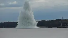 Bom Tallboy, bom terbesar Perang Dunia II, meledak di bawah air di Swinoujscie, Polandia, pada 13 Oktober 2020. Ledakan dahsyat bom seberat 5,4 ton itu terjadi ketika operasi penjinakan. Beruntung tak ada korban dalam insiden tersebut. (HANDOUT / POLISH NAVY -- 8TH COASTAL DEFENCE FLOTILLA / AFP)