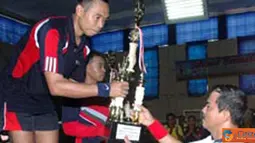 Citizen6, Kobangdika: Penyerahan Piala Juara I Bulutangkis  oleh Komandan Kobangdikal Kepada Komando Pensdidikan Dukungan Umum. (Pengirim: Rohman arif)