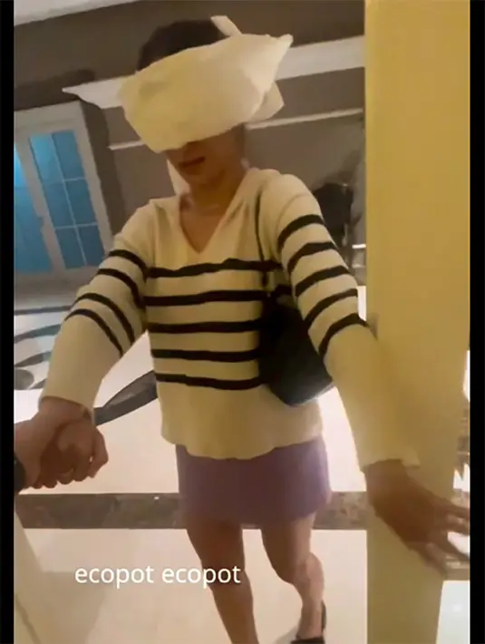 Enzy dengan mata tertutup ketika diajak masuk salah satu hotel di Jakarta. Wanita kelahiran Jakarta 30 tahun silam itu dituntun beberapa orang memasuki kamar yang telah disiapkan. [Instagram/eudiajosephine]