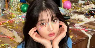 Dalam comeback grupnya baru-baru ini yang berjudul "Either Way”, Wonyoung tampil dengan rambut panjang dan see-through bangs. [@wonyoungive/@foreveryoung_10]