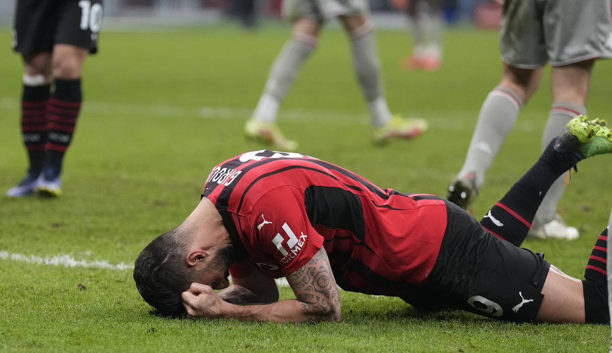 Tiga menit berselang Olivier Giroud nyaris membuat AC Milan unggul 2-1. Tandukannya kali ini masih menyamping dari tiang gawang. (AP/Antonio Calanni)