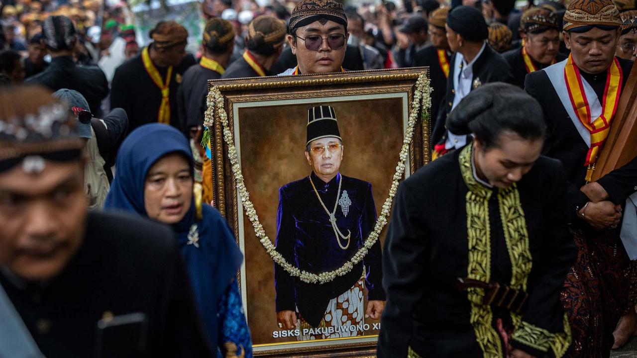 FOTO: Selamat Jalan Sang Raja: Warga Solo dan Yogyakarta Hantarkan Pakubuwono XIII
