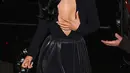 Kylie Jenner tampak seksi dengan belahan dada yang tampak saat keluar makan malam di California Kamis malam waktu setempat. Dia ditemani oleh rapper terkenal Tyga. (Dailymail)