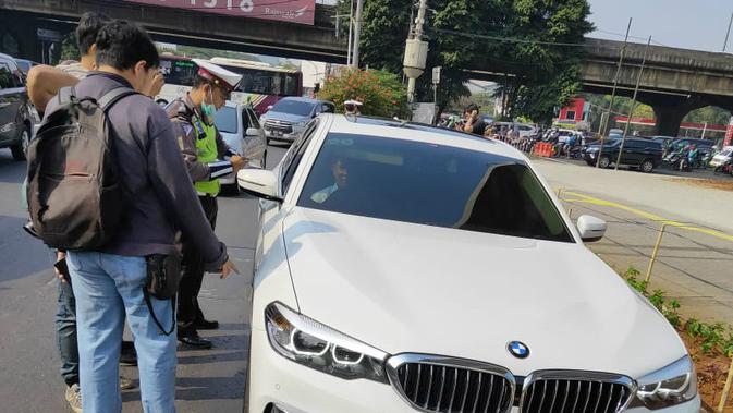 Polisi menindak kendaraan yang melanggar aturan ganjil genap di Jalan Fatmawati Raya, Senin (9/9/2019). (foto: akun twitter TMC Polda Metro Jaya )