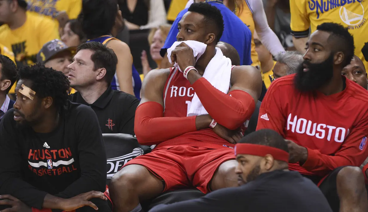 Pemain Houston Rockets, James Harden (kanan)  dan rekan-rekannya terlihat sedih saat  timnya kalah dari Warriors 115-106 pada Playoffs NBA di Oracle Arena,  Oakland, Selasa (19/4/2016) WIB. (Cary Edmondson-USA TODAY Sports)