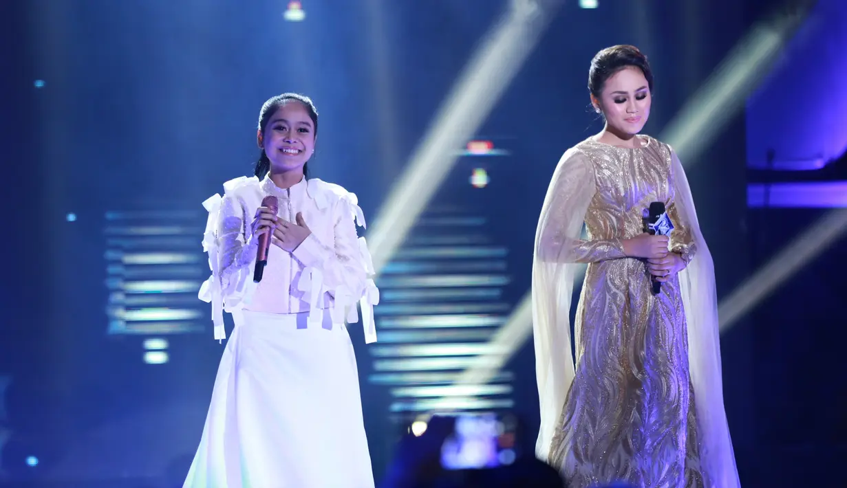 "Rani bisa mengimbangi suara Lesti, penjiwaannya bagus banget. Syahdu, menyayat hati banget pembawaannya. Aku sangat bangga sama anak-anak Dangdut Academy," ucap Iis Dahlia seraya terharu dengan penampilan Rani dan Lesti. (Adrian Putra/Bintang.com)