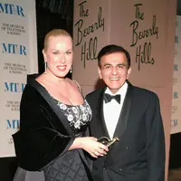 Anak mendiang penyiar senior Casey Kasem dan saudaranya menggugat sang janda, Jean Kasem. Mereka menyalahkan Jean atas tindakannya yang merupakan penyebab kematian Casey Kasem. (AFP/Bintang.com)