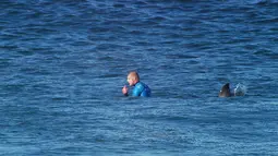 Peselancar Australia, Mick Flanning terlihat sebelum diserang seekor hiu di teluk Jeffrey's Afrika Selatan, (19/7/2015). Kejadian ini terekam dan sempat disiarkan secara langsung. (REUTERS/World Surf League)