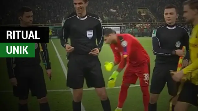 Berita video ritual unik kiper Borussia Dortmund, Roman Burki, sebelum pertandingan. Apakah ritualnya itu?