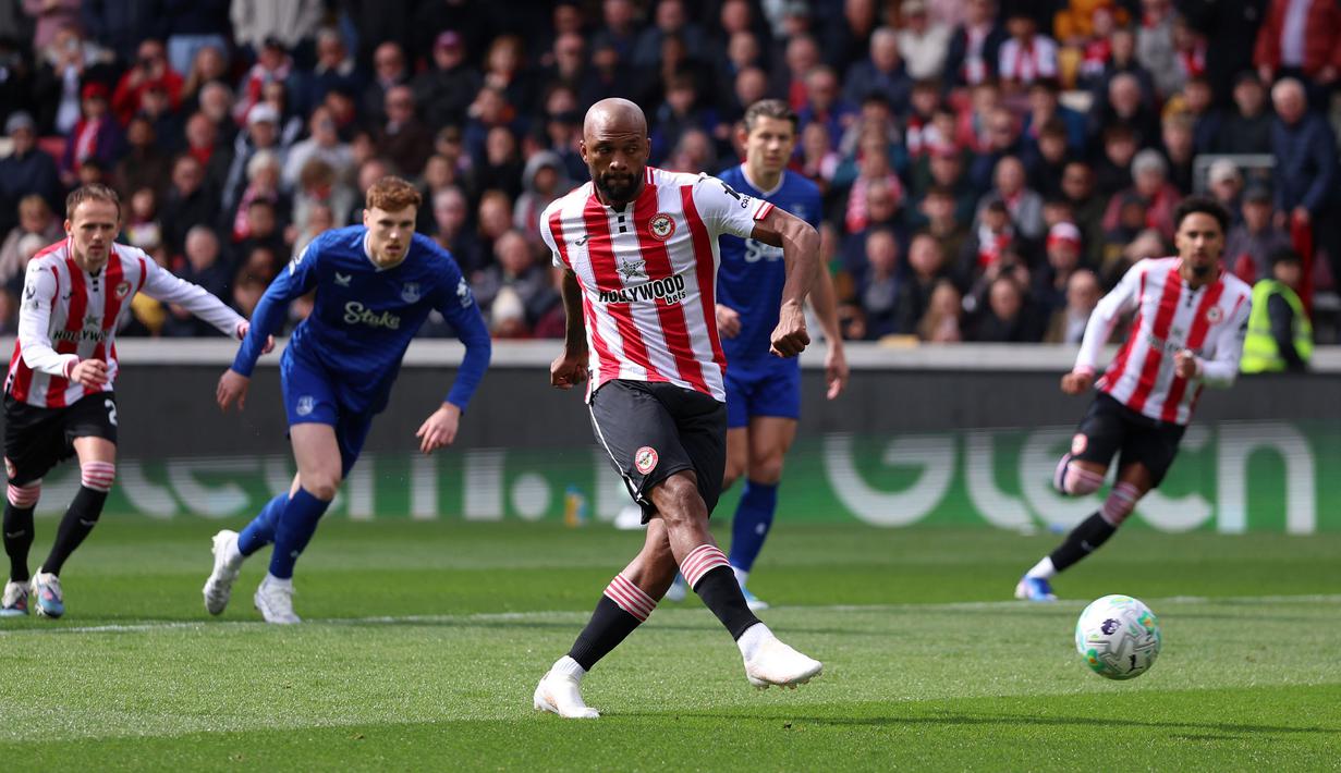The Toffees tertinggal saat pertandingan belum genap lima menit melalui tendangan penalti Igor Thiago. Meskipun begtiu mereka berhasil menyamakan kedudukan pada menit ke-26 melalui Beto Betuncal. (AP Photo/PA/Steven Paston)