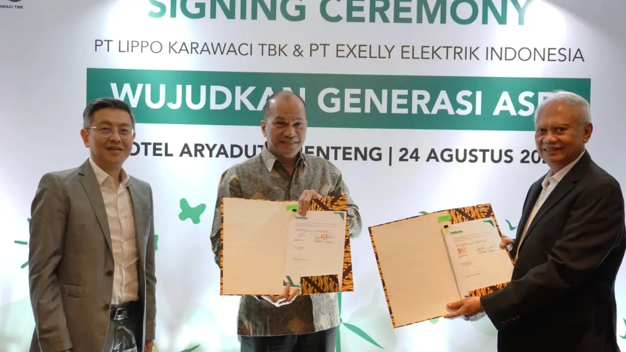 Presiden Direktur Lippo Karawaci (LPKR) Ketut Budi Wijaya dan CEO Real Estate LPKR David Iman Santosa serta Direktur Voltron Abdul Rahman Elly melakukan penandatanganan MoU kerja sama penyediaan charging kendaraan listrik di properti Lippo Karawaci.